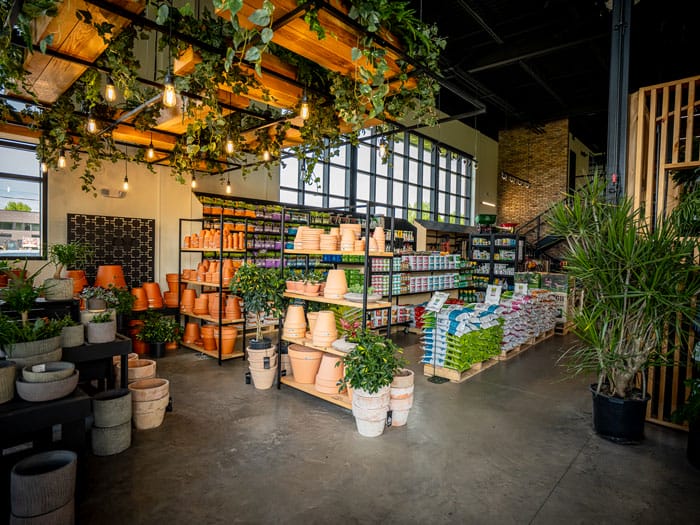 Présentation de la section de la boutique de Gatineau avec des pots