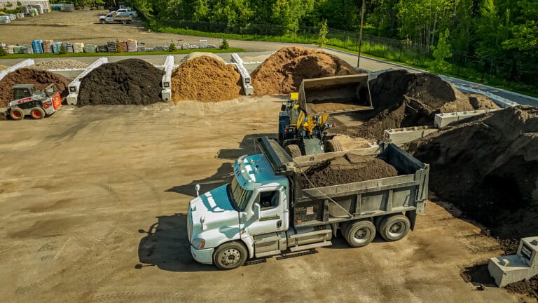 Secteur des produits en vracs à Gatineau avec une grosse pelle qui met de la terre dans un gros camion