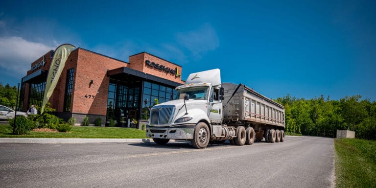 Gros camion de terre Rossignol devant la succursale de Gatineau.